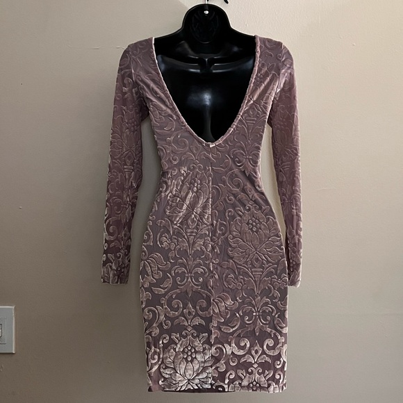 IRIS | Bodycon Velvet Floral Low Back Dusty Pink Mini Dress - Picture 2 of 3